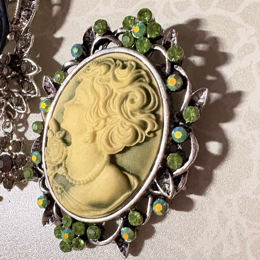 Elegant Cameo style Brooch Set with Gold and Silver tone Accents - Picture 2 of 5